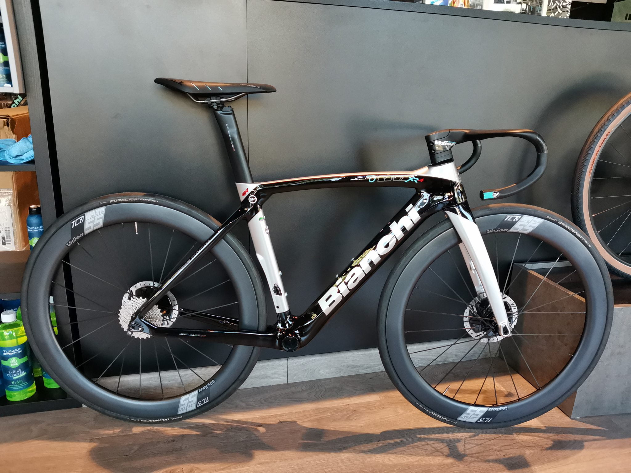 bianchi oltre xr4 cv ultegra di2 compact disc road bike 2019